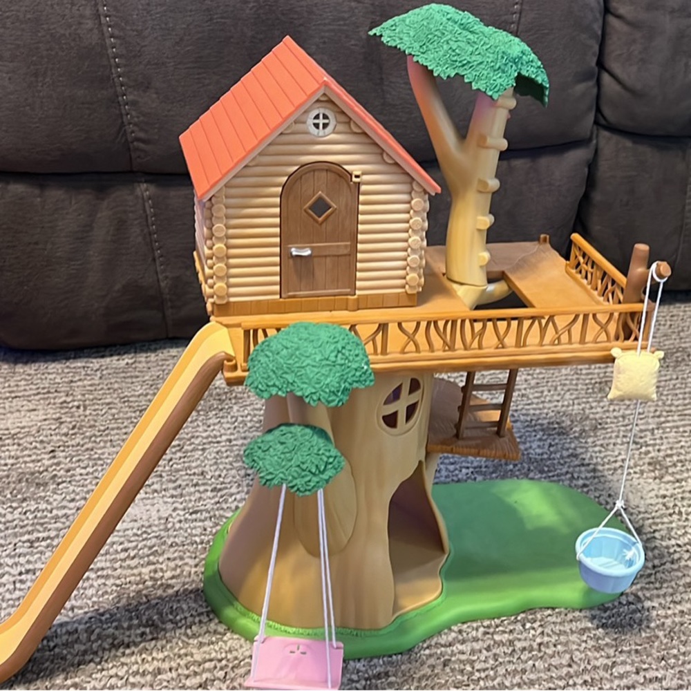 Calico Critters Treehouse with some accessories